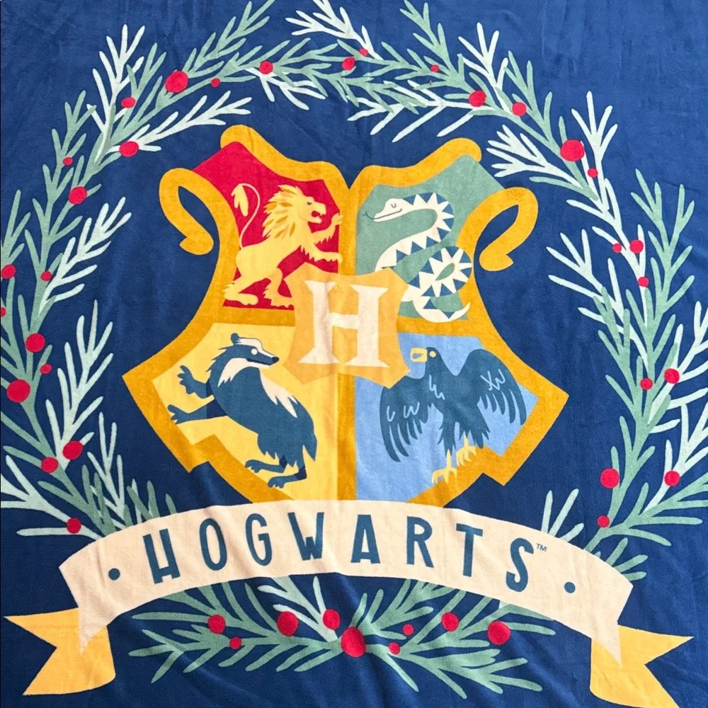 Hogwarts Fleece Blanket - Picture 1 of 4